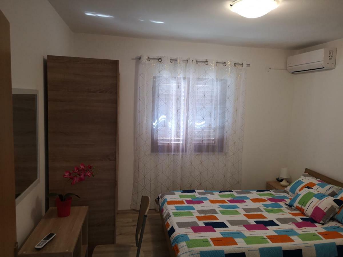Tomek Apartment Vir Exterior foto