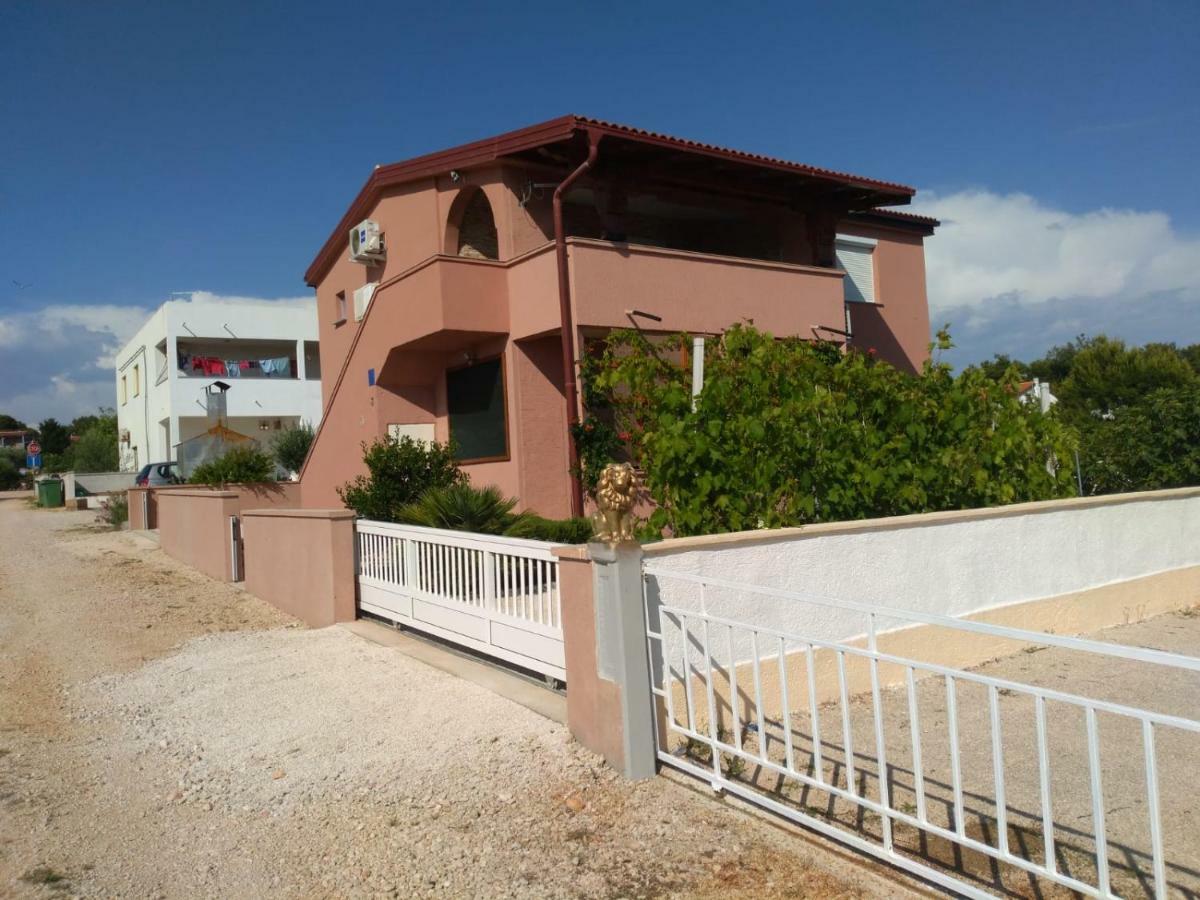 Tomek Apartment Vir Exterior foto